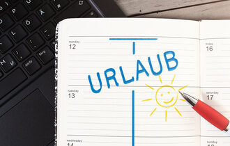 Top,View,Of,Calendar,On,Table,With,Word,Urlaub,,German