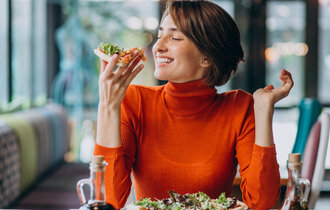 Young,Pretty,Woman,Eating,Pizza,At,Pizza,Bar