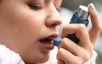 Frau mit Asthmaspray