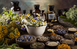 getrockenete Kräuter und Blüten