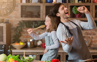 Kitchen,Fun.,Cheerful,Dad,And,His,Little,Daughter,Singing,While