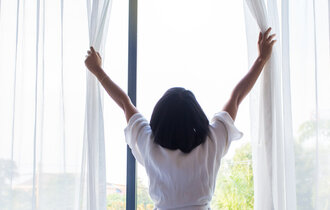 Frau am Fenster
