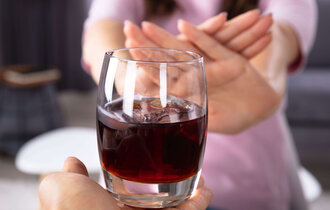 Frau lehnt Glas ab