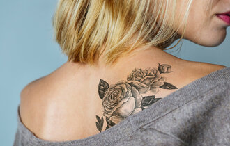 Junge Frau mit Tattoo