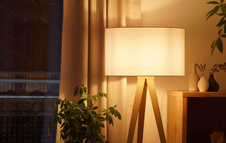 leuchtende Stehlampe im Wohnzimmer