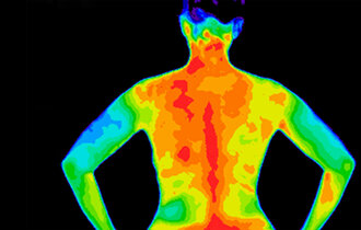 Ein Wärmebild von einem Oberkörper eines Menschen und seiner Körpertemperatur.