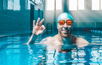 Schwimmer mit Kappe und Brille