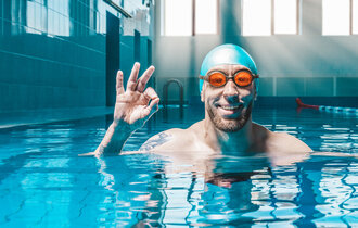 Schwimmer mit Kappe und Brille