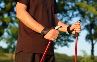 Mann mit Nordic-Walking-Stöcke