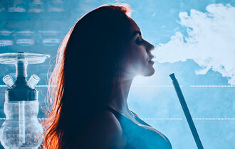 Wasserpfeife rauchende Frau