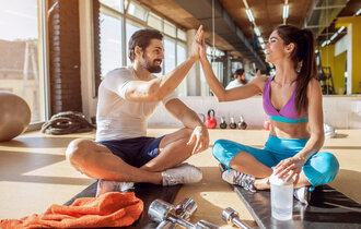 Close,Up,Of,Attractive,Pretty,Young,Fitness,Couple,Clapping,Hands