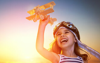 Kind mit Spielzeugflugzeug