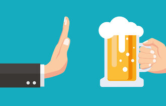 Hand lehnt Bierglas ab