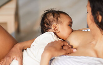 Stillende Frau mit Baby