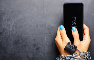 gefesselte Hände mit Handy