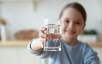 Kind mit Glas Wasser