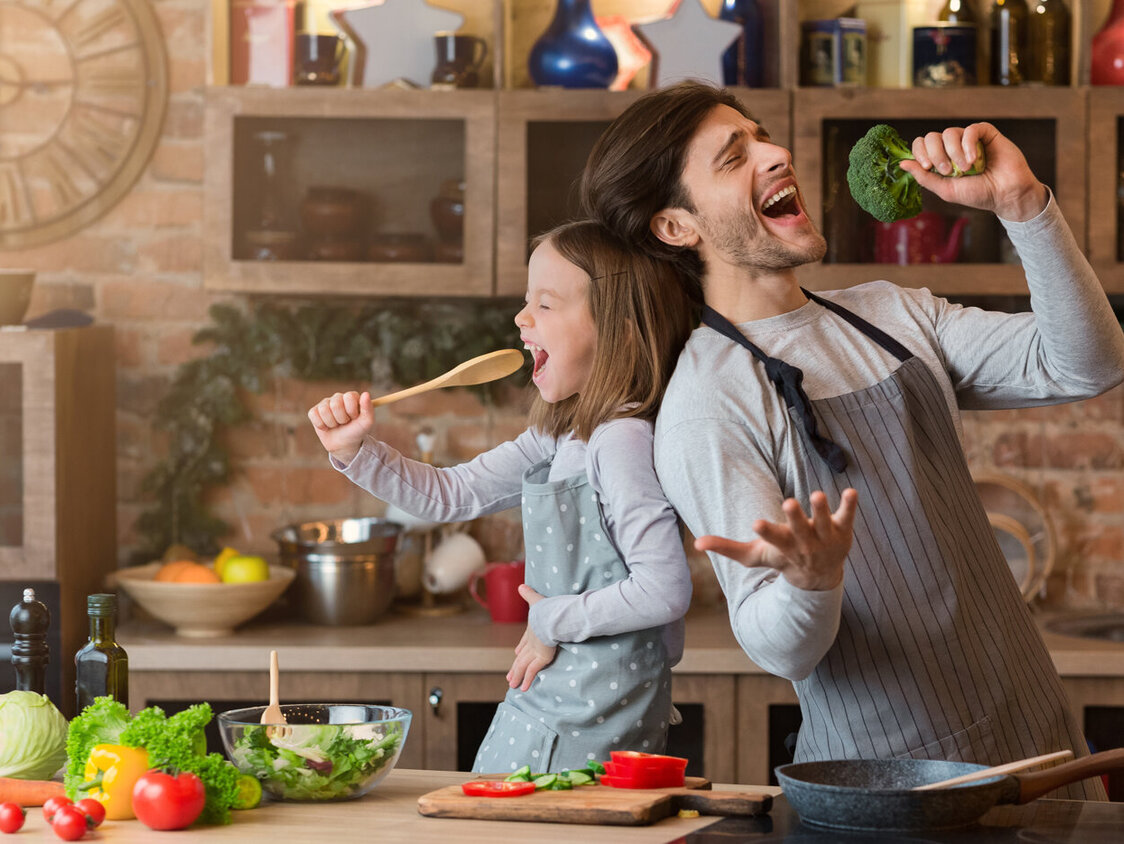Kitchen,Fun.,Cheerful,Dad,And,His,Little,Daughter,Singing,While
