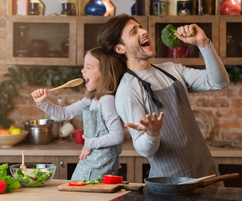 Kitchen,Fun.,Cheerful,Dad,And,His,Little,Daughter,Singing,While