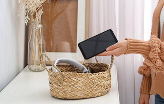 Frau legt Handy in Schale