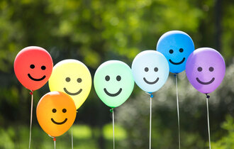 Luftballons mit lachenden Gesichtern