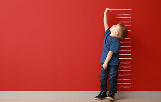 Kind mit Striche an der Wand