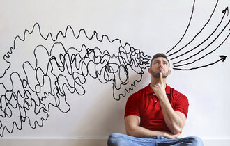Mann mit Zeichnung an der Wand