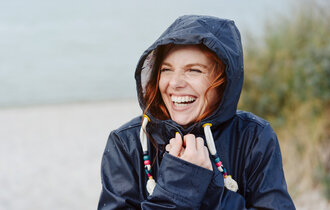 lachende Frau am Strand