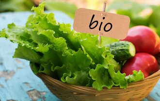 Gemüse mit Bio-Schild
