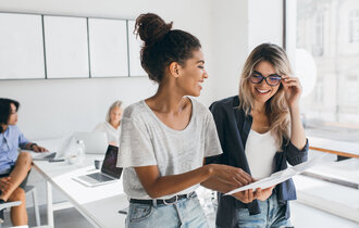 Young,Female,Executive,Explaines,New,Strategy,To,Blonde,Employee,In