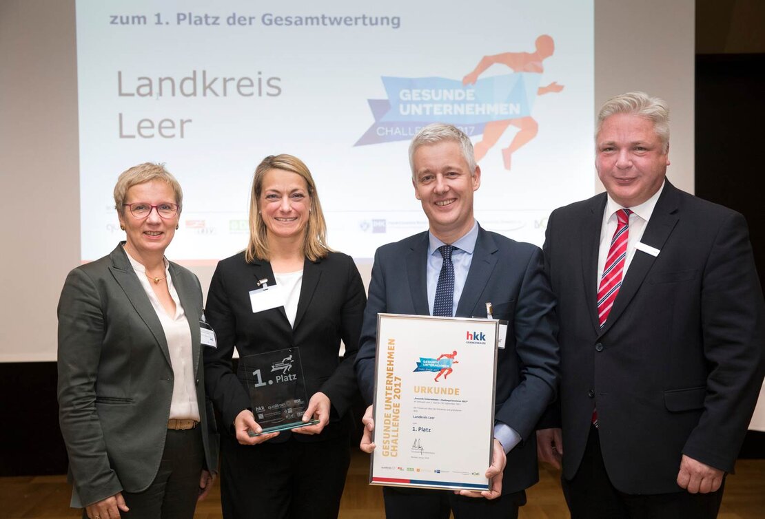 Gesundheitssenatorin Eva Quante-Brandt, Leiterin BGM Landkreis Leer Dr. Daniela Metschar, Landrat Matthias Groote und der Vertreter des hkk Vorstands Lutz Trey