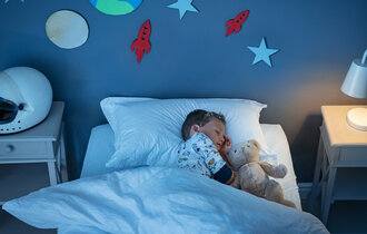 schlafendes Kind im Bett