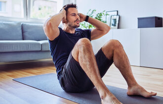 Mann macht Situps