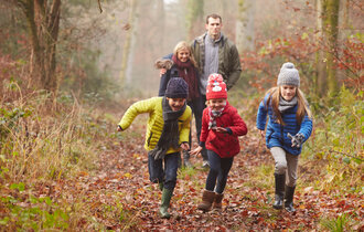 Familie im Wald