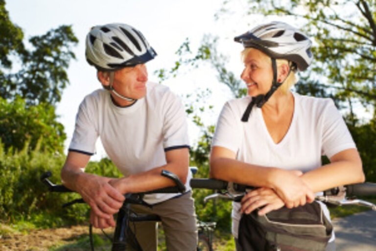 Paar Senioren mit Fahrrad und Helm